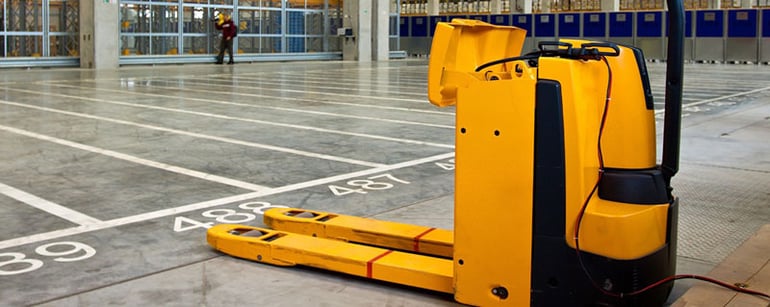 should you buy a new or reconditioned electric forklift battery?